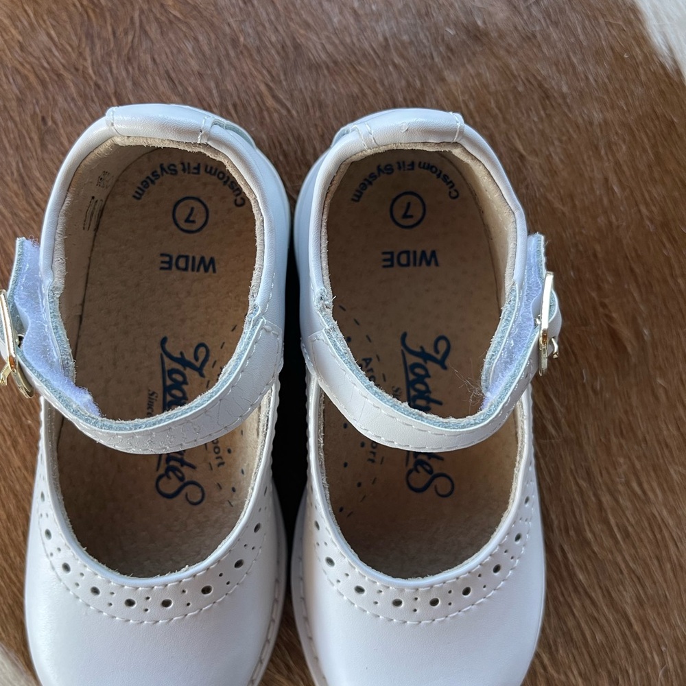 FootMates Girl's White Mary Jane Shoes - Size 7 Wide - Picture 6 of 7